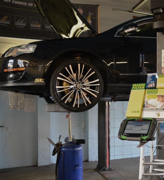 Ein Passat auf einer Hebebühne