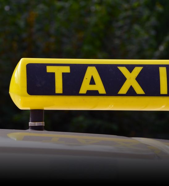 Ein Bild von einem Taxischild